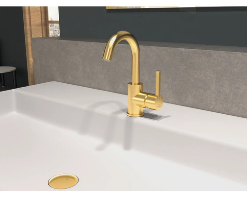 Baterie chiuvetă din metal în baie