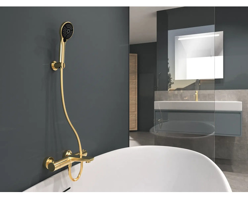 Baie cu baterie de duș aurie și lavoar