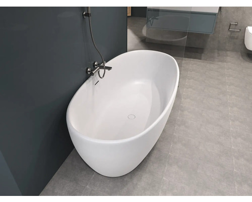 Cadă de baie independentă cu robinet într-o baie