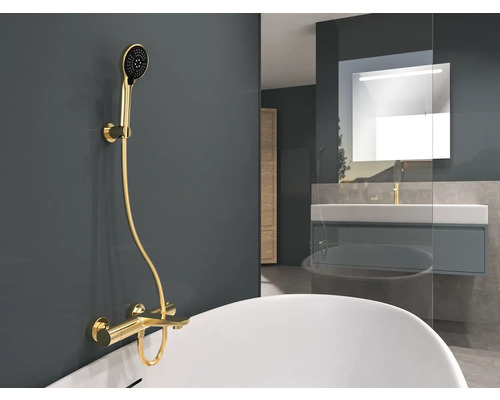 Baie cu cadă, chiuvetă, dulap cu oglindă și baterie de duș.