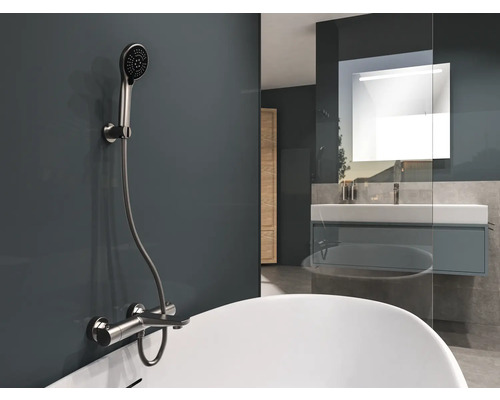 Baie cu robinet, duș de mână și cadă