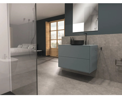 Baie modernă cu lavoar, oglindă și cabină de duș tip walk-in