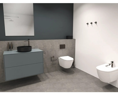 Baie modernă cu lavoar, oglindă, toaletă suspendată și bideu.