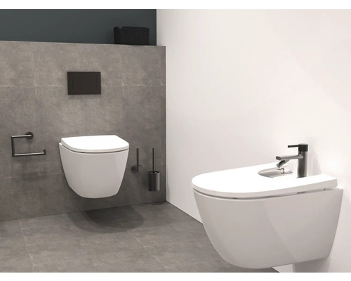 Baie modernă cu WC și bideu suspendate, robinet și accesorii asortate.