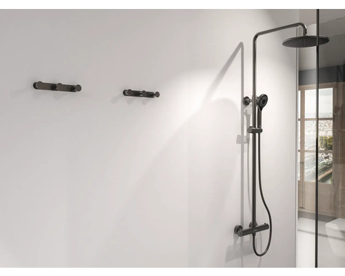 Vedere baie cu armătură de duș și două suporturi pentru prosoape