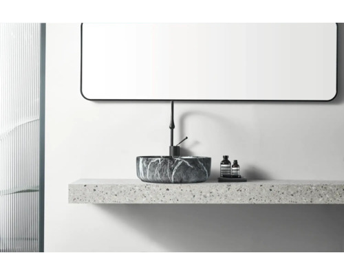 Baie modernă cu chiuvetă de marmură, robinet și oglindă