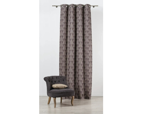 Cortină cu model geometric lângă fotoliu