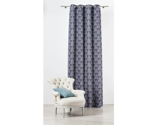 Living decorativ cu fotoliu și perdea cu model triunghiular