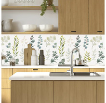 Scenă de bucătărie cu un panou de protecție cu model de plante