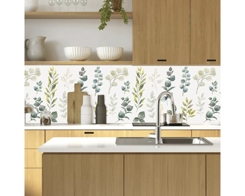 Scenă de bucătărie cu un panou de protecție cu model de plante