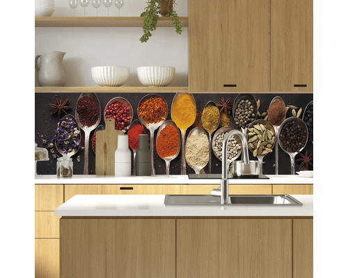 Scenă de bucătărie cu condimente în linguri ca decorațiune de perete