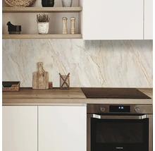 Scenă de bucătărie cu panouri de perete din marmură, dulapuri albe și blat de lucru din lemn