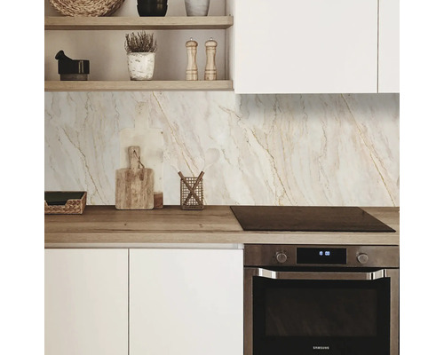 Scenă de bucătărie cu panouri de perete din marmură, dulapuri albe și blat de lucru din lemn