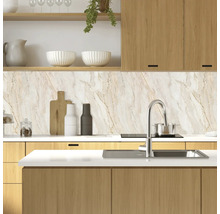 Scenă de bucătărie cu blat, chiuvetă și ustensile de bucătărie