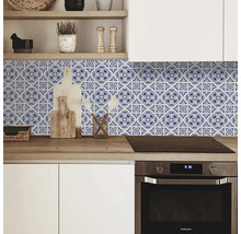 Protecție perete bucătărie cu model faianță albastru-alb deasupra unui blat