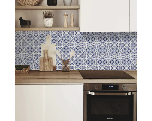 Protecție perete bucătărie cu model faianță albastru-alb deasupra unui blat