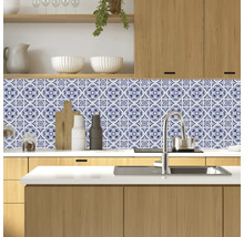 Scenă de bucătărie cu autocolante cu model albastru și alb ca protecție împotriva stropilor