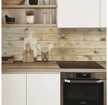 Scenă de bucătărie cu panouri de perete din lemn, blat și aragaz încorporabil