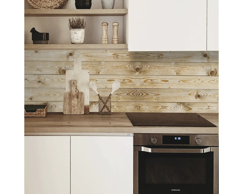 Scenă de bucătărie cu panouri de perete din lemn, blat și aragaz încorporabil