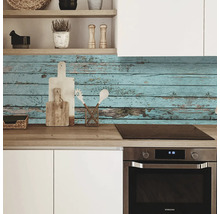 Bucătărie luminoasă cu blat de lucru din lemn și decorațiuni în fața unui perete de protecție pentru bucătărie cu aspect de lemn