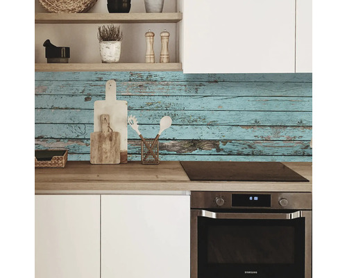 Bucătărie luminoasă cu blat de lucru din lemn și decorațiuni în fața unui perete de protecție pentru bucătărie cu aspect de lemn