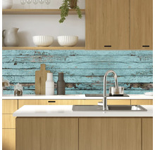 Scenă de bucătărie cu chiuvetă, robinet și protecție împotriva stropilor cu design din lemn