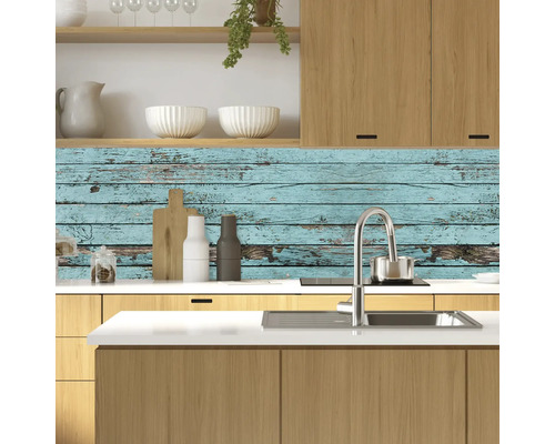 Scenă de bucătărie cu chiuvetă, robinet și protecție împotriva stropilor cu design din lemn