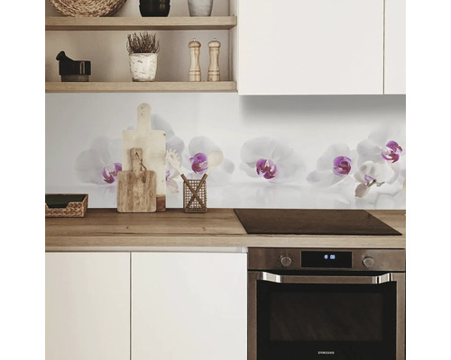 Panou de protecție pentru bucătărie cu model de orhidee într-o bucătărie modernă