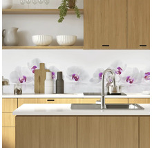 Scenă de bucătărie cu dulapuri din lemn și placă de protecție cu motiv de orhidee