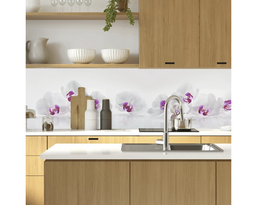 Scenă de bucătărie cu dulapuri din lemn și placă de protecție cu motiv de orhidee