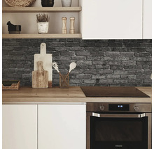 Scenă de bucătărie cu placare de perete din cărămidă, blat și aparate de bucătărie