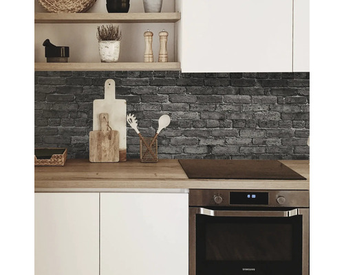 Scenă de bucătărie cu placare de perete din cărămidă, blat și aparate de bucătărie