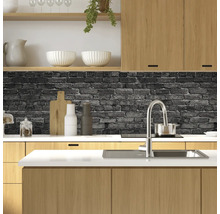 Scenă de bucătărie cu chiuvetă, robinet și blat în fața unui perete cu model