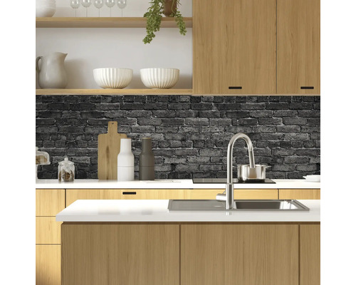 Scenă de bucătărie cu chiuvetă, robinet și blat în fața unui perete cu model