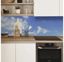 Protecție de perete pentru bucătărie cu motiv de cer într-o bucătărie modernă