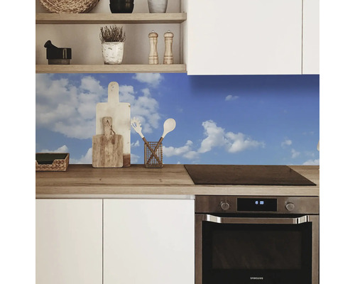 Protecție de perete pentru bucătărie cu motiv de cer într-o bucătărie modernă