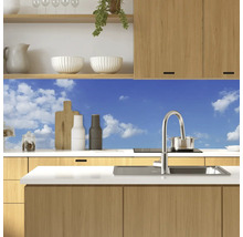 Panou de protecție pentru bucătărie cu motiv de cer într-o bucătărie modernă