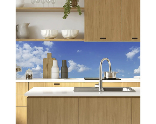 Panou de protecție pentru bucătărie cu motiv de cer într-o bucătărie modernă
