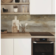 Scenă de bucătărie cu panouri de perete din lemn, dulapuri albe și rafturi