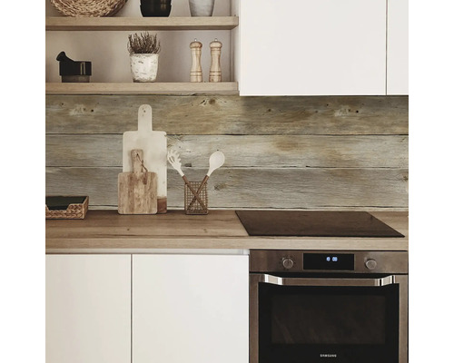 Scenă de bucătărie cu panouri de perete din lemn, dulapuri albe și rafturi