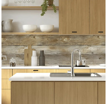 Scenă de bucătărie cu dulap din lemn, chiuvetă și panouri de perete din lemn