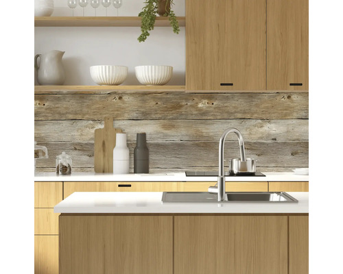 Scenă de bucătărie cu dulap din lemn, chiuvetă și panouri de perete din lemn