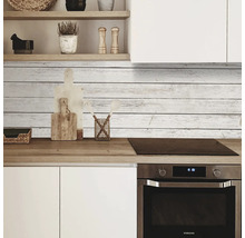 Scenă de bucătărie cu blat de lemn, dulapuri albe și aragaz