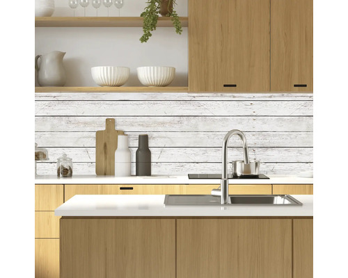 Scenă de bucătărie cu accente de lemn și perete din lemn alb