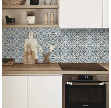 Protecție perete bucătărie cu decor de faianță albastră în spatele unui corp de bucătărie