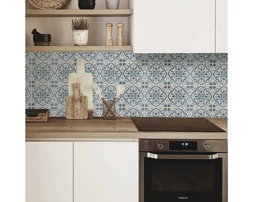 Protecție perete bucătărie cu decor de faianță albastră în spatele unui corp de bucătărie