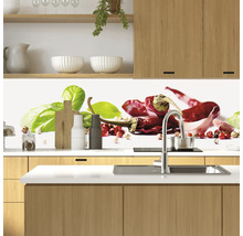 Protecție perete bucătărie cu motiv chili într-o bucătărie modernă.