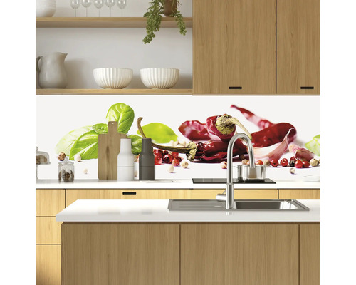 Protecție perete bucătărie cu motiv chili într-o bucătărie modernă.