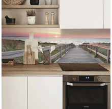 Panou de protecție pentru bucătărie cu motiv de plajă într-o bucătărie modernă