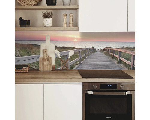 Panou de protecție pentru bucătărie cu motiv de plajă într-o bucătărie modernă